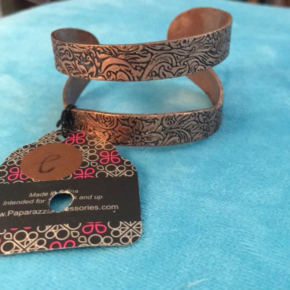 NWT Paparazzi Gorgeous Bronze CUFF BRACELET- BRONZE WITH ETCHED FLORAL DETAILS - Picture 2 of 3